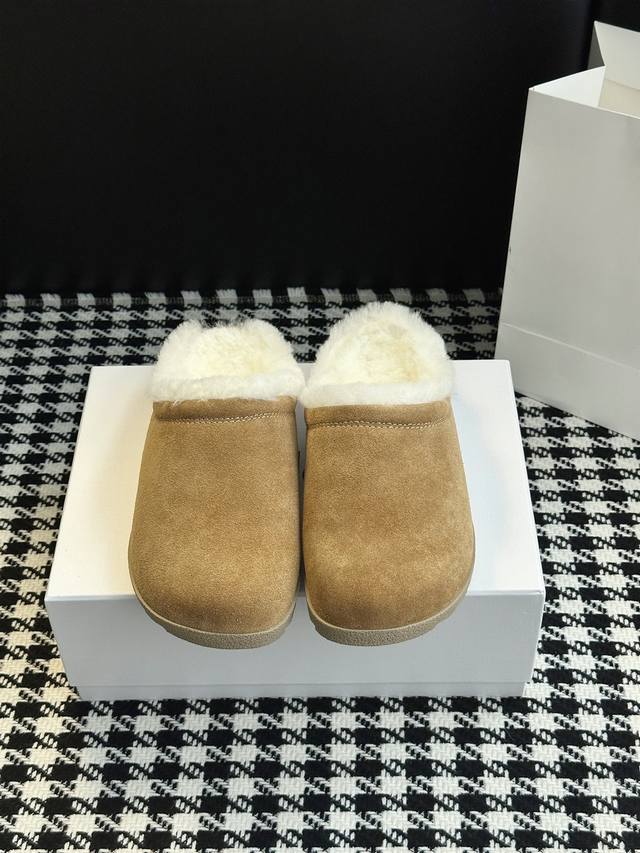 Niche Wool Slippers Creating comfortable and textured classic footwear. A 1:1 re