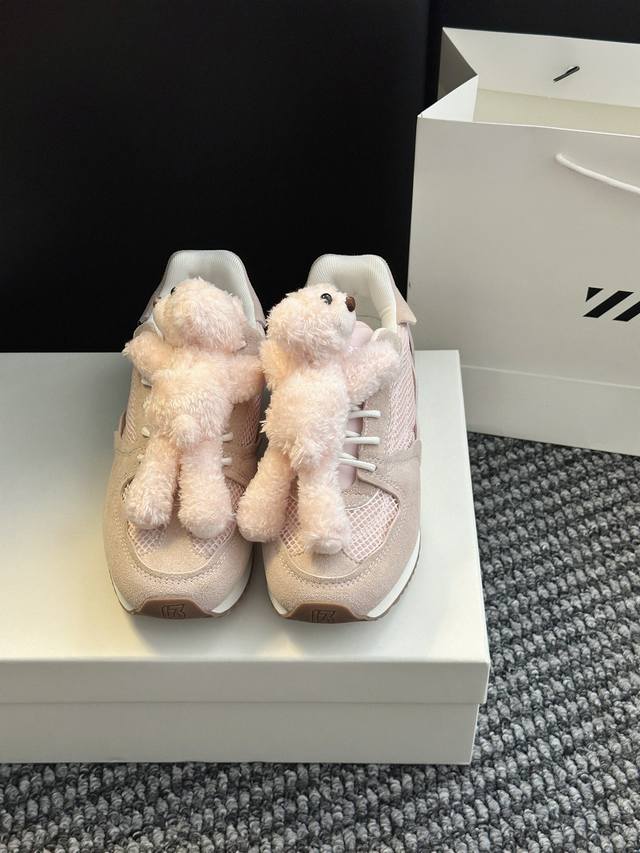 Panda Casual Shoes Minimalist design with the iconic teddy bear, super stylish.