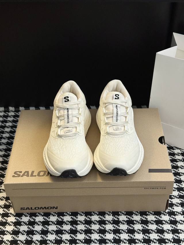 Unisex 3rd Generation Running Shoes. Multiple upper materials create a rich, lay