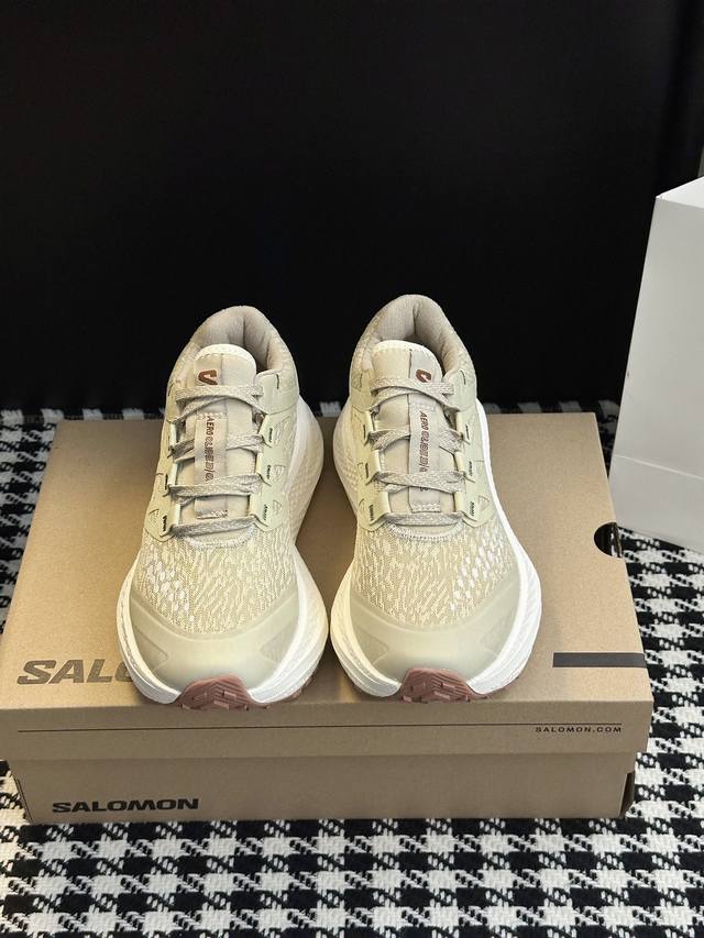 Unisex 3rd Generation Running Shoes Multiple upper materials create a rich, laye