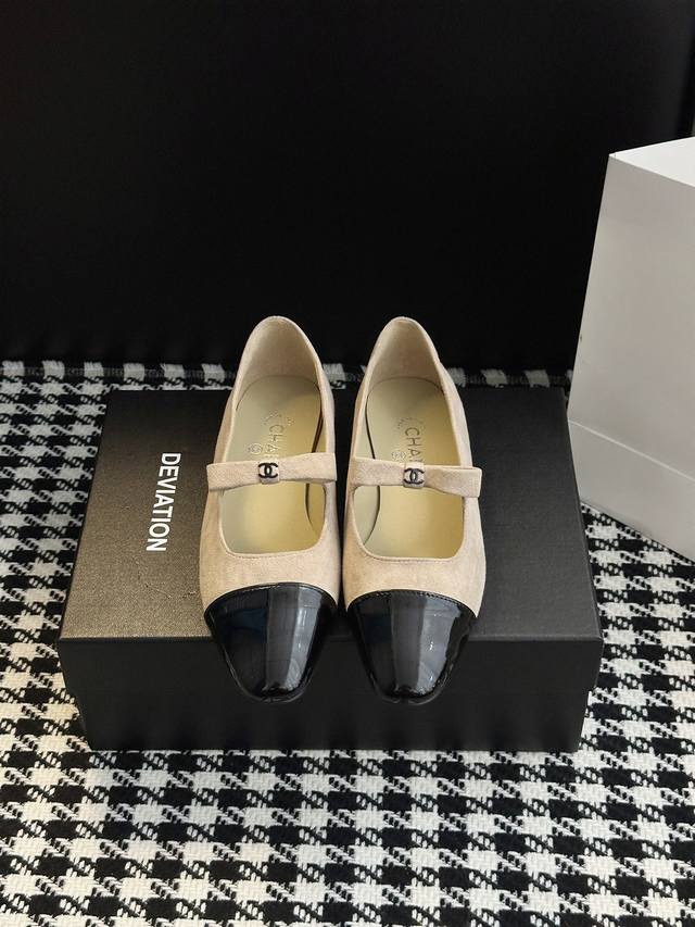 25B Bow-tie Mary Janes These dreamy Mary Jane shoes exude a luxurious feel, with