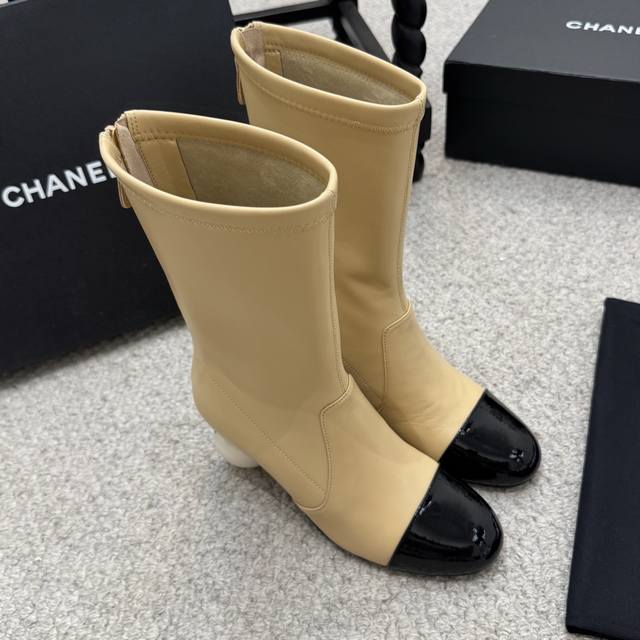 Runway Style Ankle Boots Chanel Fall/Winter 2025 Runway Style Double C Giant Pea