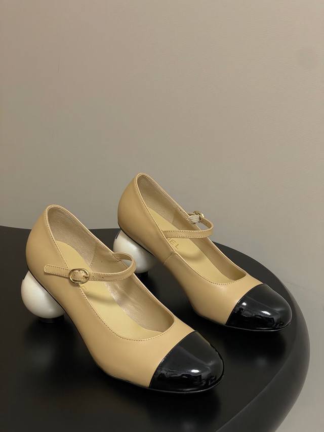 Chanel Fall/Winter 2023 Runway Style Double C Giant Pearl Heel Boots (Ddd) These