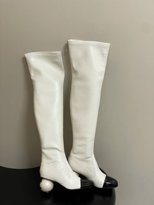Chanel Fall/Winter 2023 Runway Style Double C Giant Pearl Heel Boots (Ddd) These