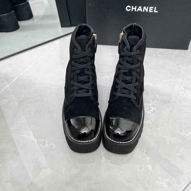 Chanel Fall/Winter Runway Boots Super beautiful, light, and stylish. Anyone who