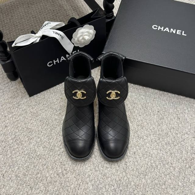 High-quality replica Chanel Fall/Winter 2025 quilted double C buckle ankle boots