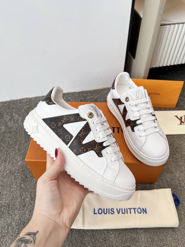 Factory direct women's sports shoes, original quality. This Time Out sneaker fea