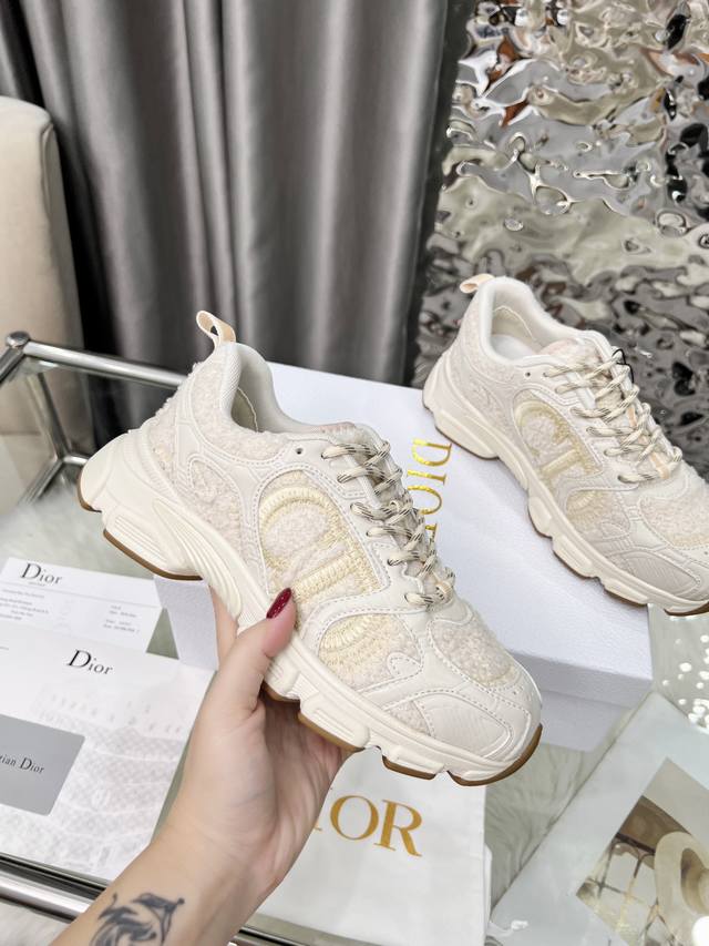 Factory direct price women's shoes and athletic shoes original single item. This