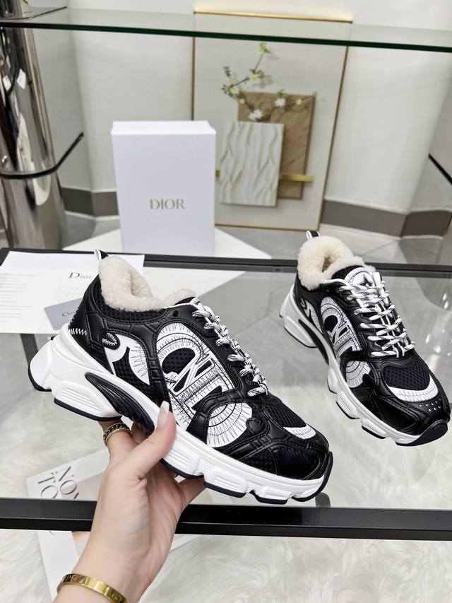 Factory direct price women's shoes and athletic shoes original single item. This