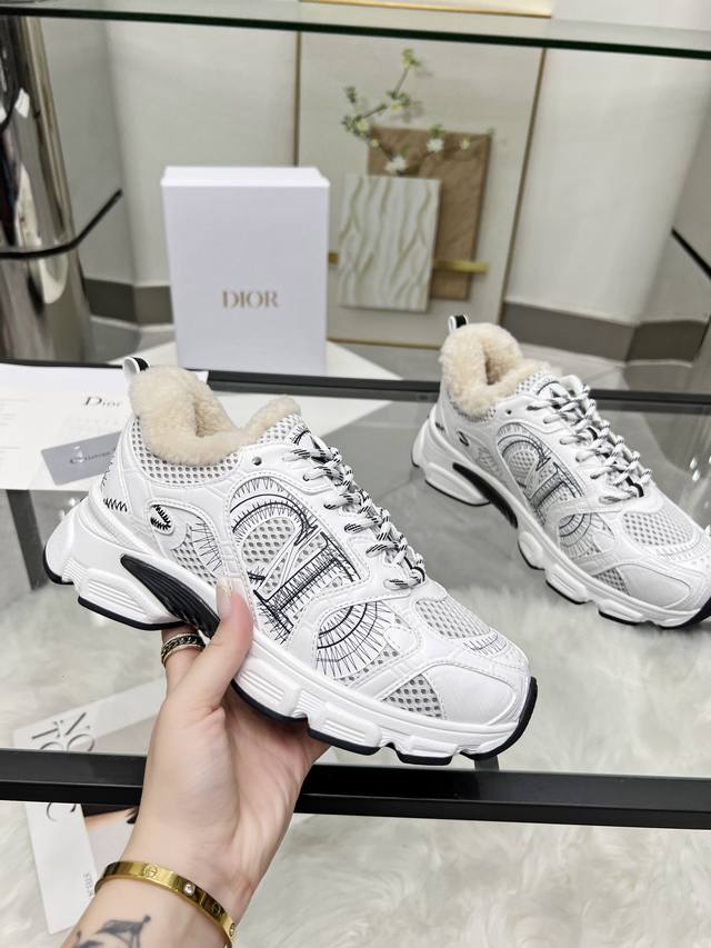 Factory direct price women's shoes and athletic shoes original single item. This