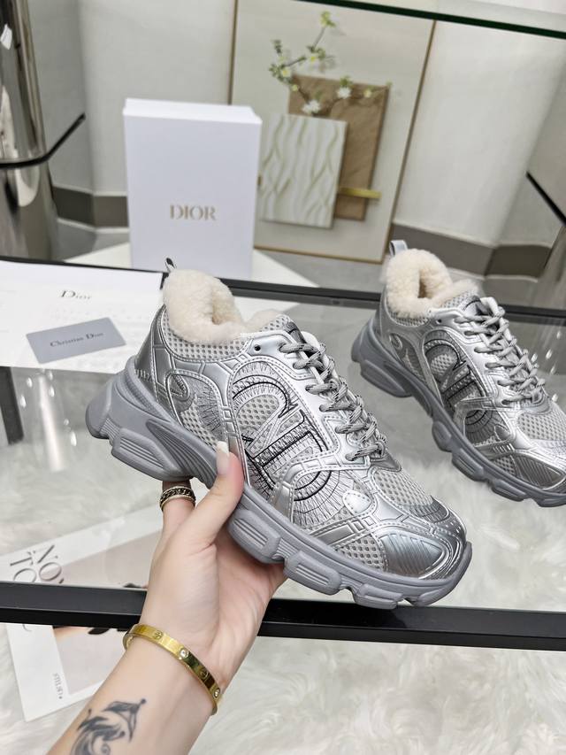 Factory direct price women's shoes and athletic shoes original single item. This