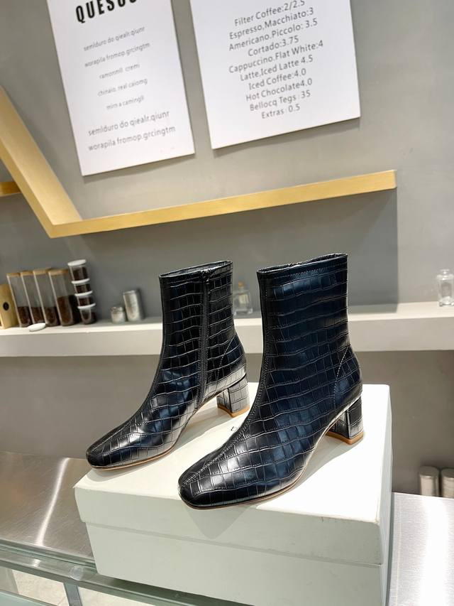 Factory direct women's shoes and sports boots, original By Far ankle boots. Clas