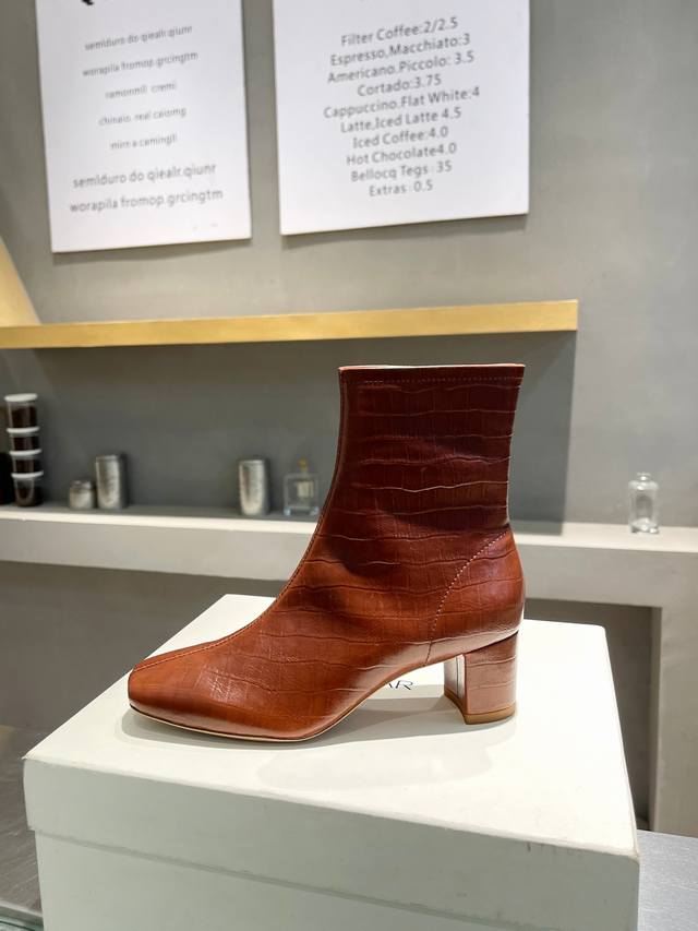 Factory direct women's shoes and sports boots, original By Far ankle boots. Clas