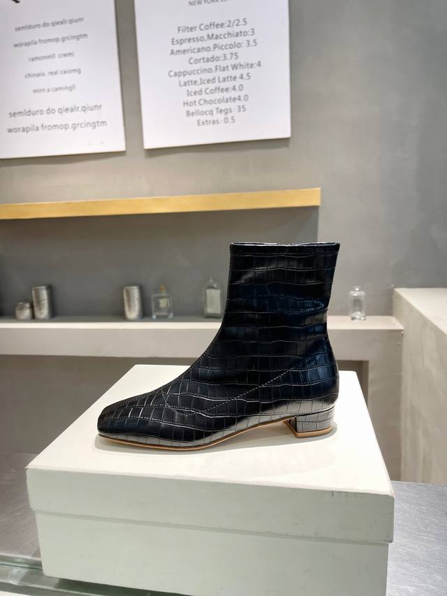 Factory direct women's shoes and sports boots, original By Far ankle boots. Clas