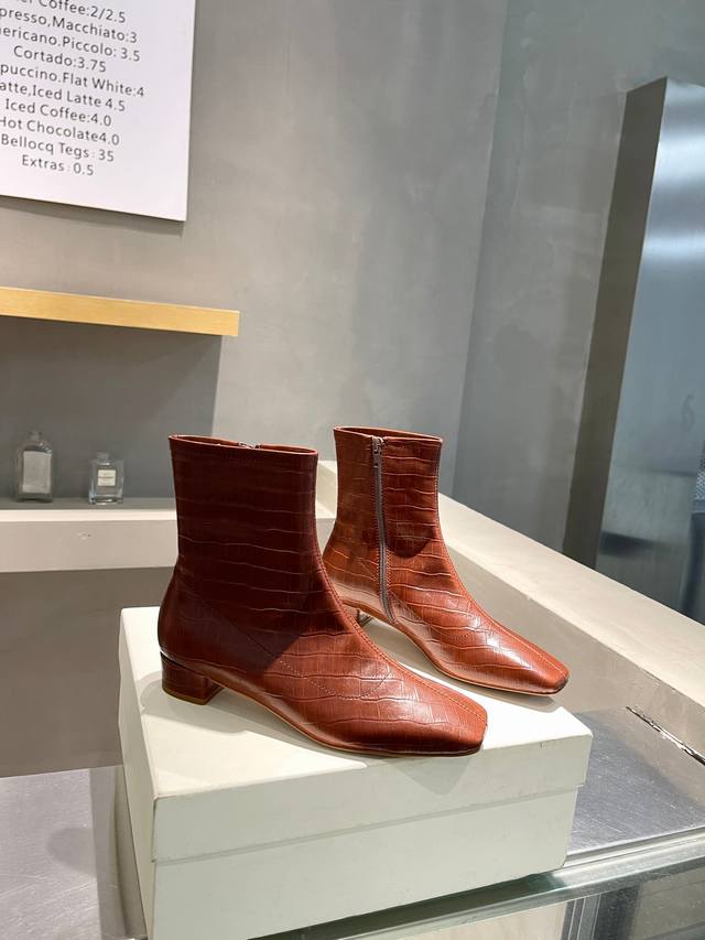 Factory direct women's shoes and sports boots, original By Far ankle boots. Clas