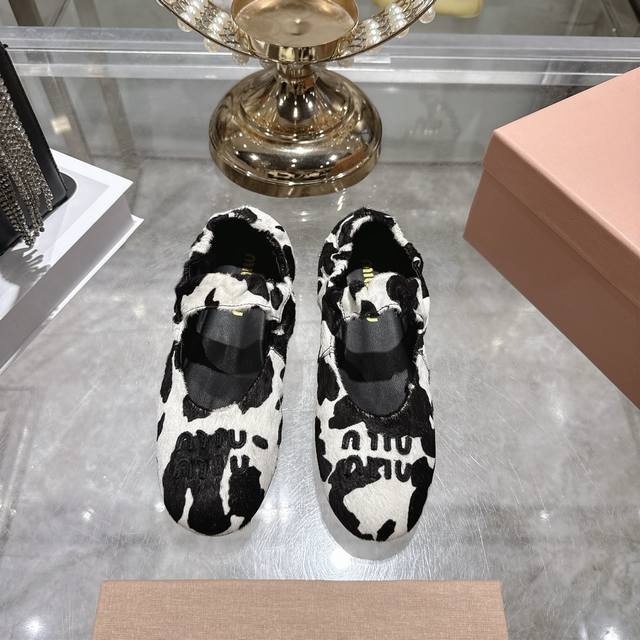 Factory direct Miumiu 26Ss early spring runway new style slip-on ballet flats. O