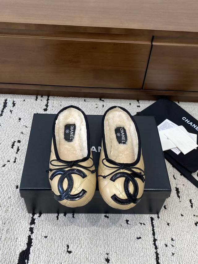 Top-tier Chanel 2025 New Vintage Cambon Flats, Ballet Flats with Furry Sandals -