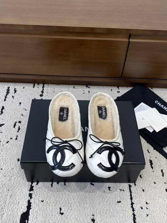 Top-tier Chanel 2025 New Vintage Cambon Flats, Ballet Flats with Furry Sandals -