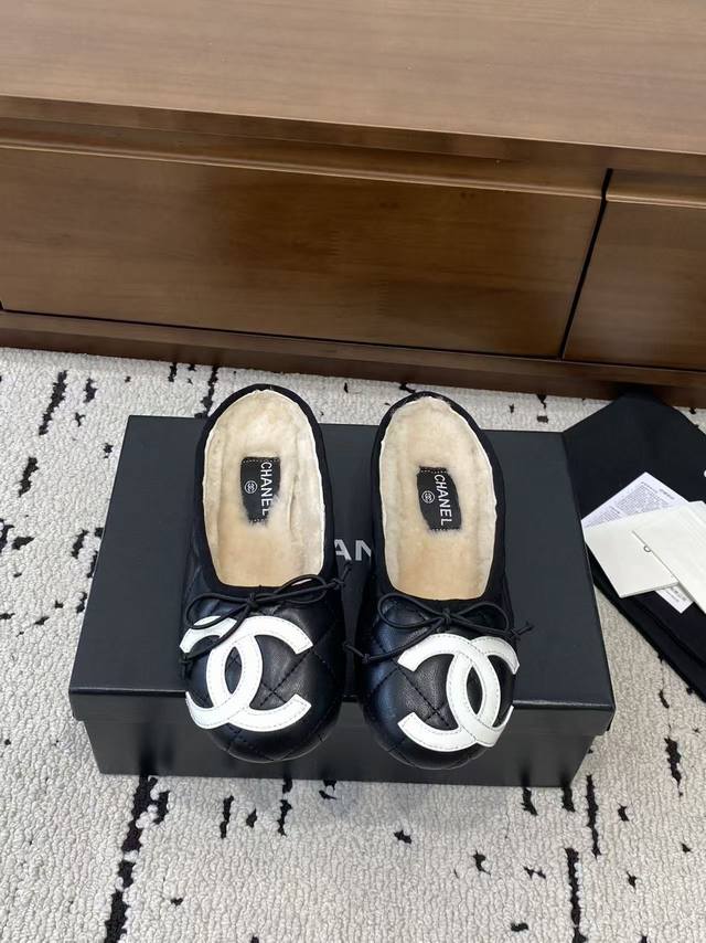 Top-tier Chanel 2025 New Vintage Cambon Flats, Ballet Flats with Furry Sandals -