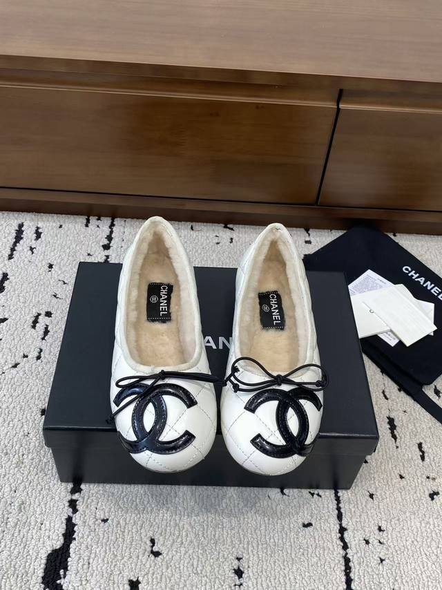Top-tier Chanel 2025 new vintage Cambon flats, ballet flats with fur trim, are n