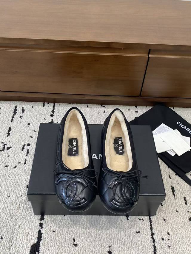 Top-tier Chanel 2025 new vintage Cambon flats, ballet flats with fur trim, are n
