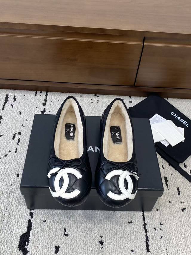 Top-tier Chanel 2025 new vintage Cambon flats, ballet flats with fur trim, are n