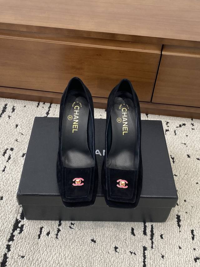 Top-quality classic design, top-tier quality Chanel. A must-have classic chunky-