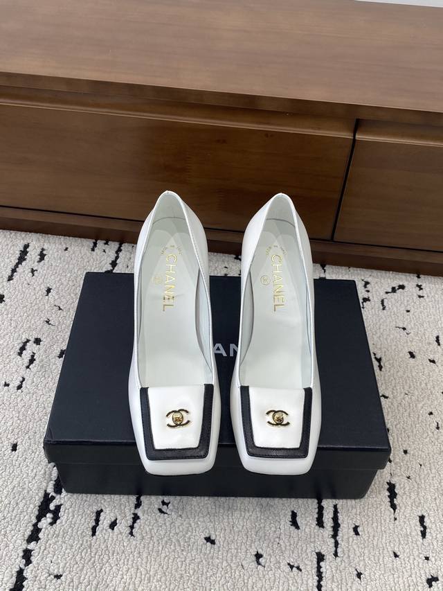 Top-quality classic design, top-tier quality Chanel. A must-have classic chunky-