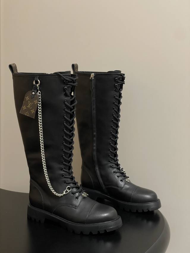 25Fw Autumn/Winter New Louis Vuitton Lv District Ranger Long Boots with Chain Mo