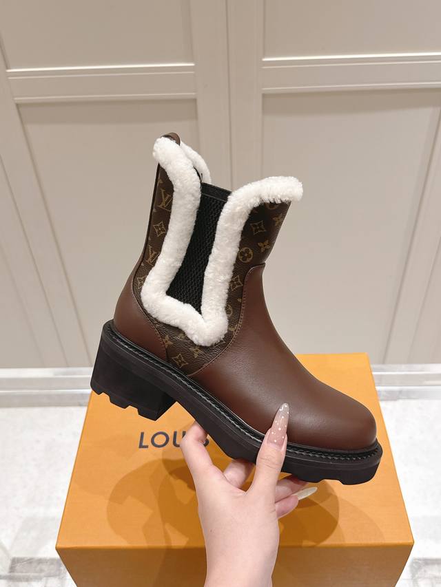 Not all replicas deserve to be instantly captivating. Louis Vuitton 2025 Fall/Wi