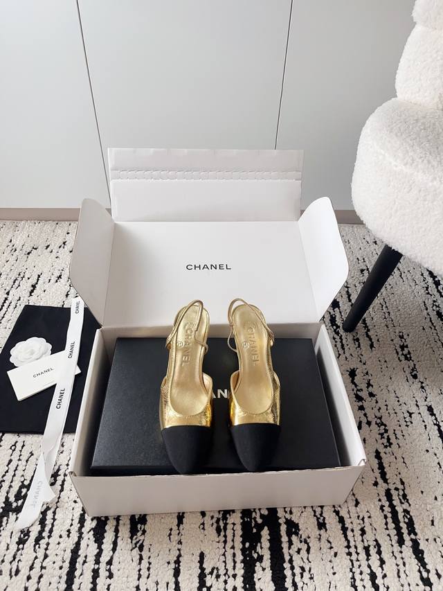 Medium-sized airplane box + 10 Chanel open-toe shoes | Official website synchron