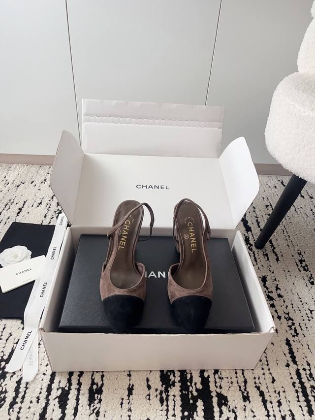 Airplane box + 10 Chanel open-toe shoes | Official website synchronized purchase Airplane box + 10 Chanel open-toe shoes | Official website synchronized purchase