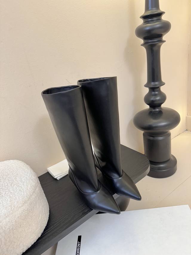 Jacquemus New Boots A "fashionable star" in the world of black knee-high boots!