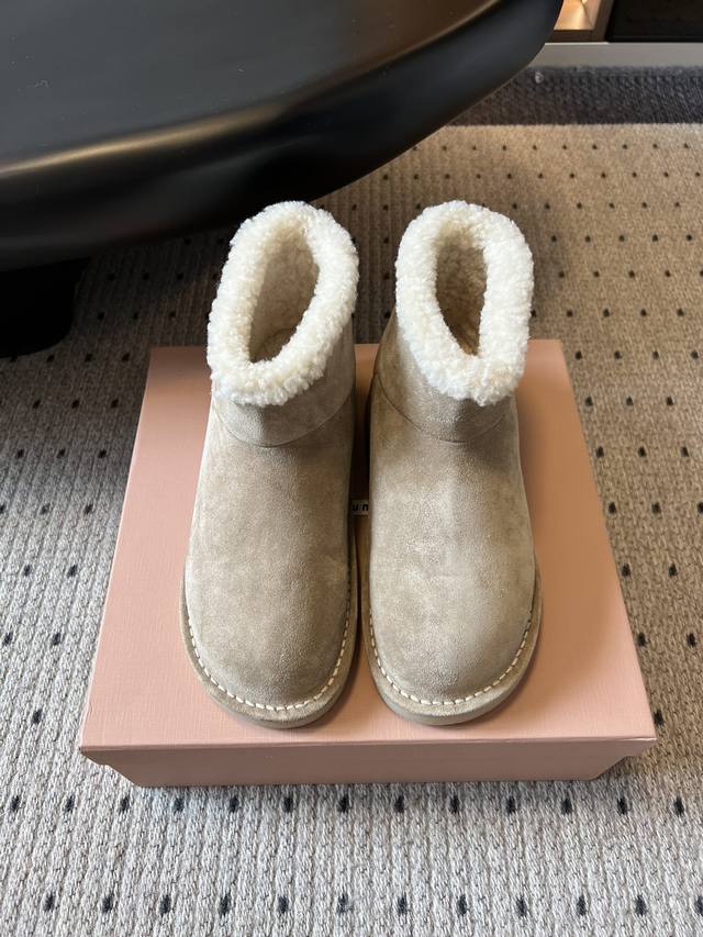 Miu Mi* 25Fw Deck Shoes Plush Warm Snow Boots This is a snow boot available in l