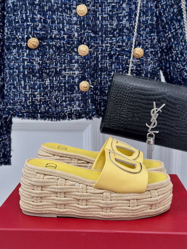 Factory Price Valentin 24S Spring/Summer New Arrival Large V-Buck Platform Slipp