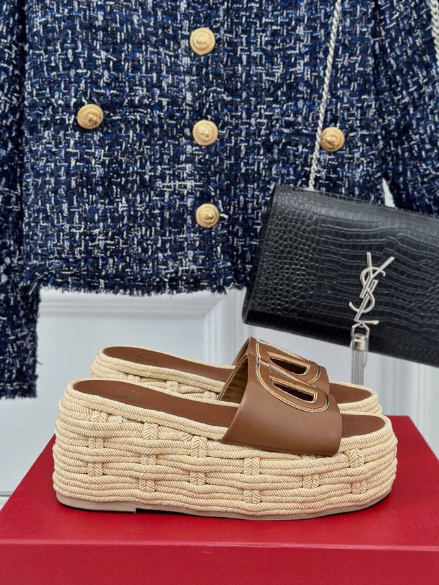 Factory Price Valentin 2024 Spring/Summer New Arrival Large V-Buck Platform Slip