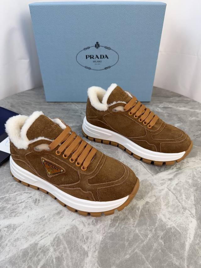 Latest P brand model. Upper: High-gloss cow suede; Lining: Wool lining; Insole: Latest P brand model. Upper: High-gloss cow suede; Lining: Wool lining; Insole: