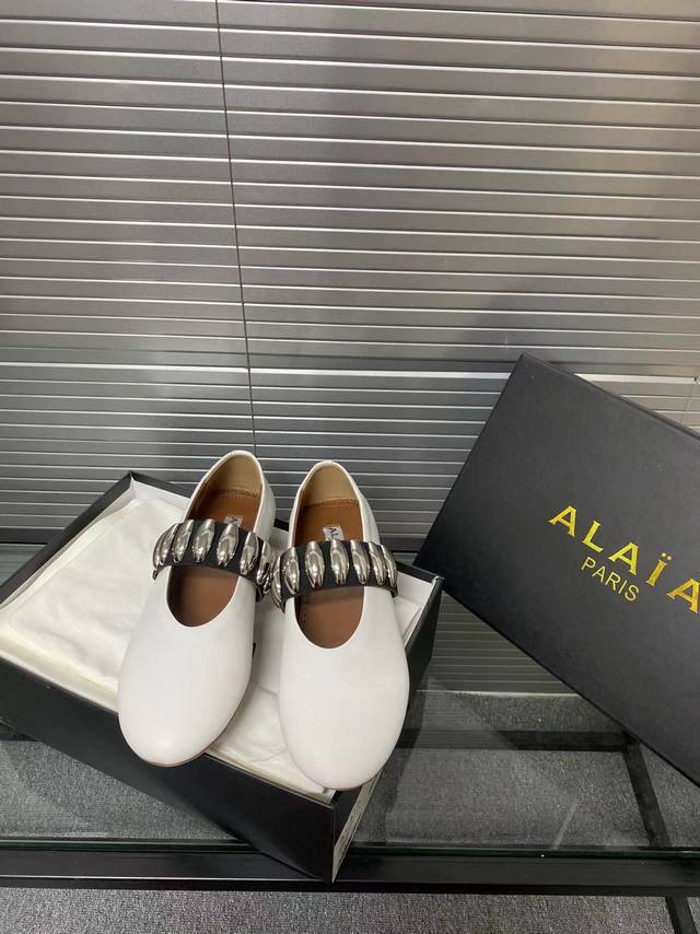 Alaia runway style flat ballet flats! A super popular ballet flat with a sweet a