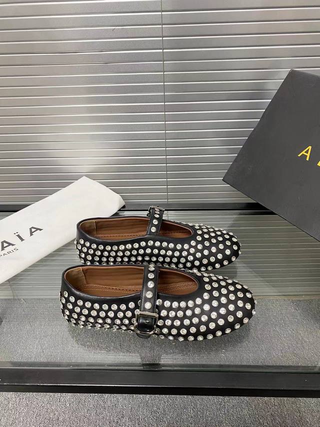 Alaia runway style flat ballet flats! A super popular ballet flat with a sweet a
