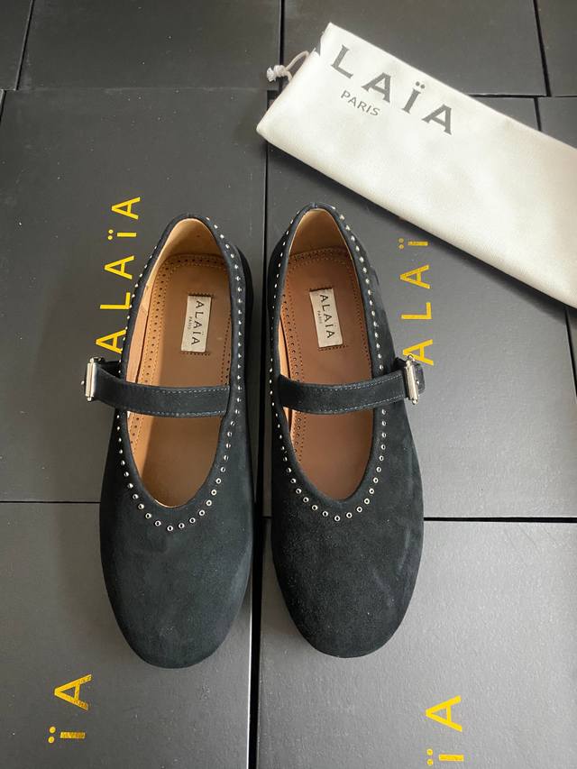 Alaia runway style flat ballet flats! A super popular ballet flat with a sweet a