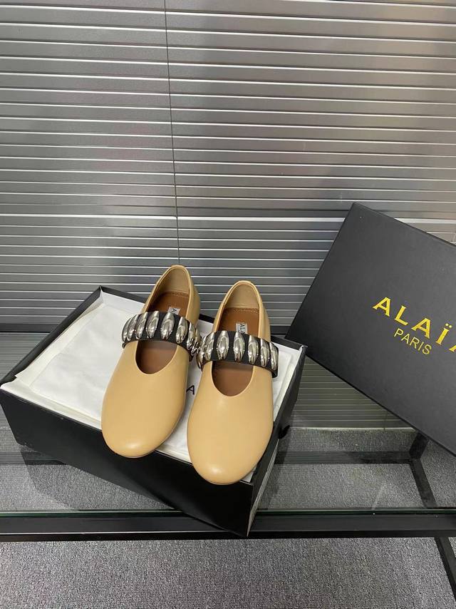 Alaia runway style flat ballet flats! A super popular ballet flat with a sweet a