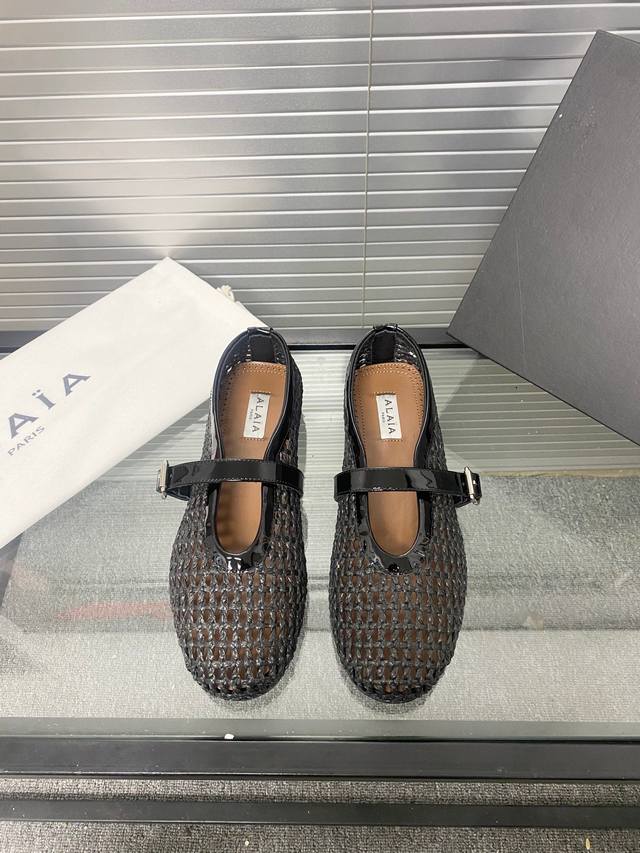 Alaia runway style flat ballet flats! A super popular ballet flat with a sweet a