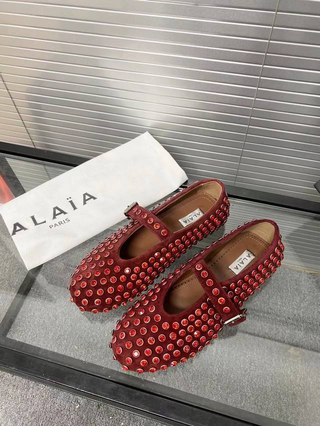 Alaia runway style flat ballet flats! A super popular ballet flat with a sweet a