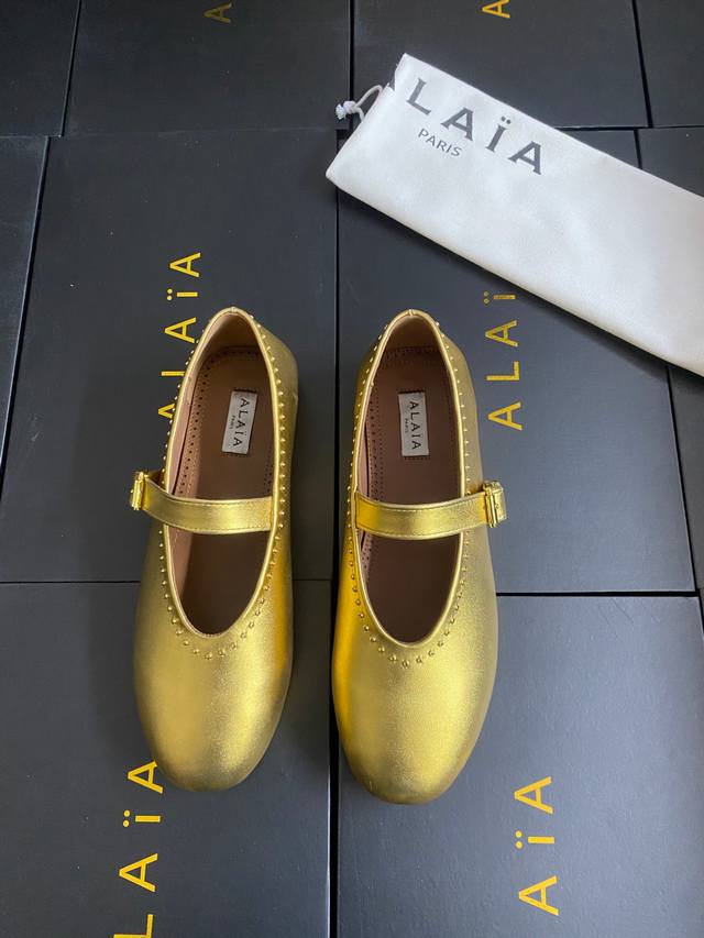 Alaia runway style flat ballet flats! A super popular ballet flat with a sweet a