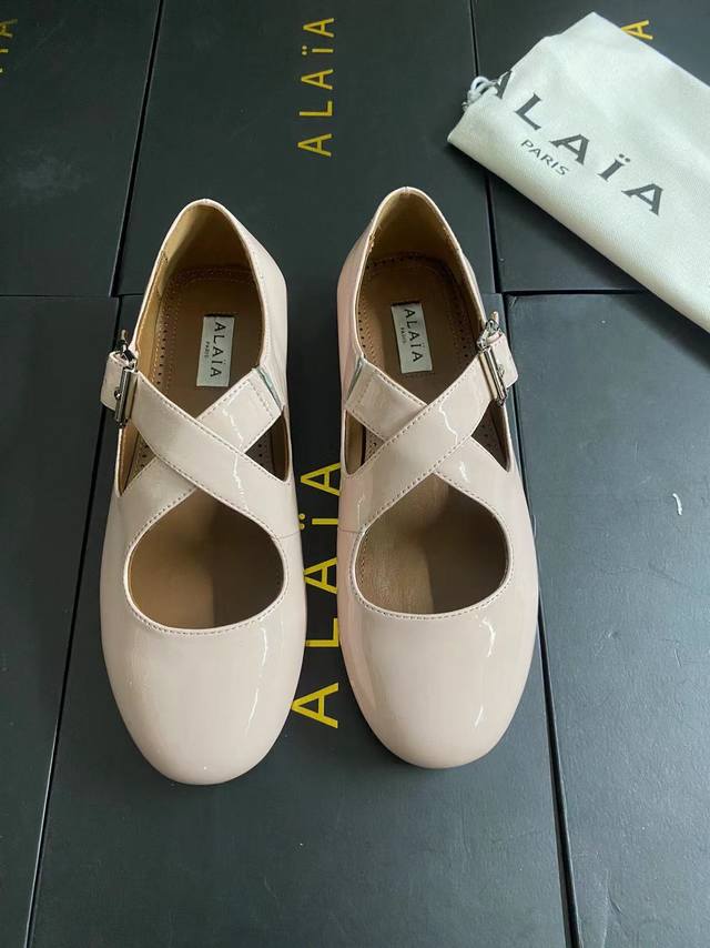 Alaia runway style flat ballet flats! A super popular ballet flat with a sweet a