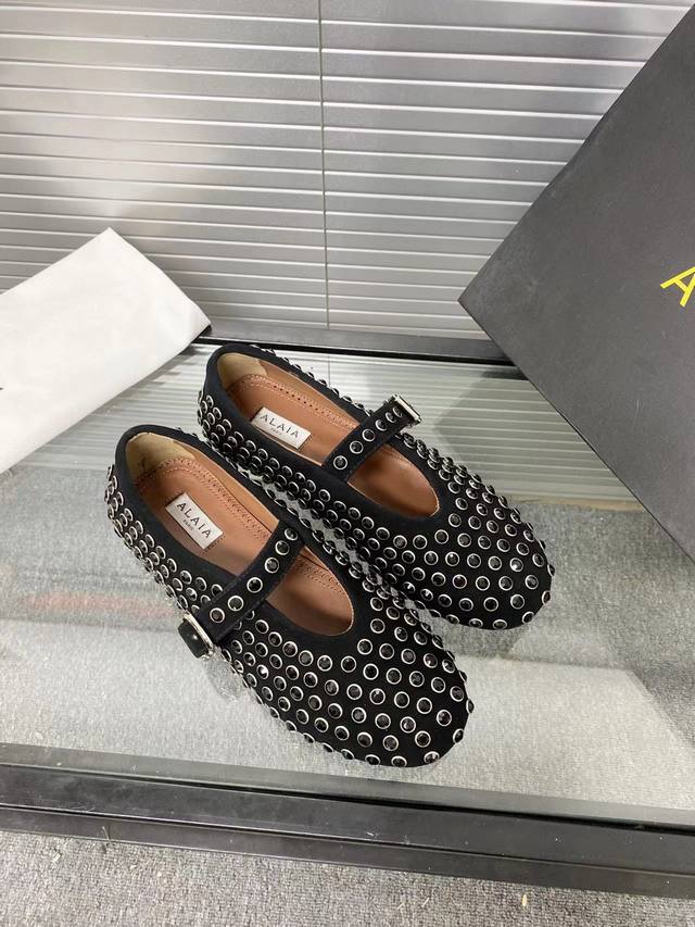 Alaia runway style flat ballet flats! A super popular ballet flat with a sweet a