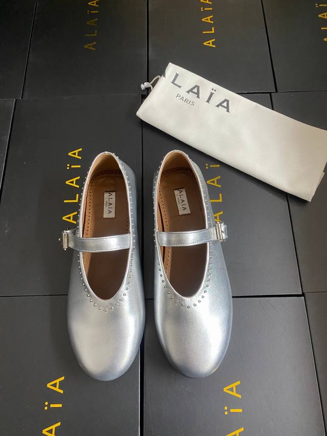 Alaia runway style flat ballet flats! A super popular ballet flat with a sweet a