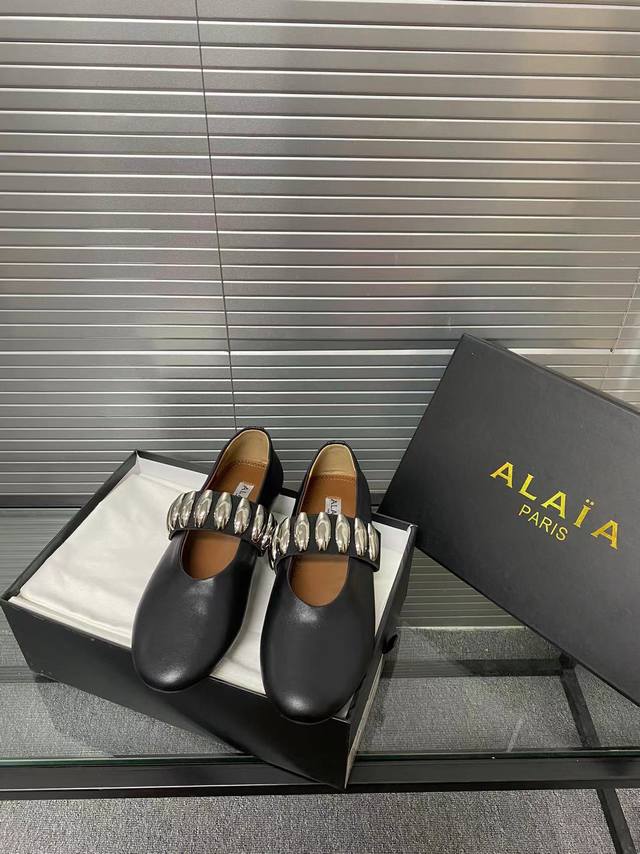 Alaia runway style flat ballet flats! A super popular ballet flat with a sweet a