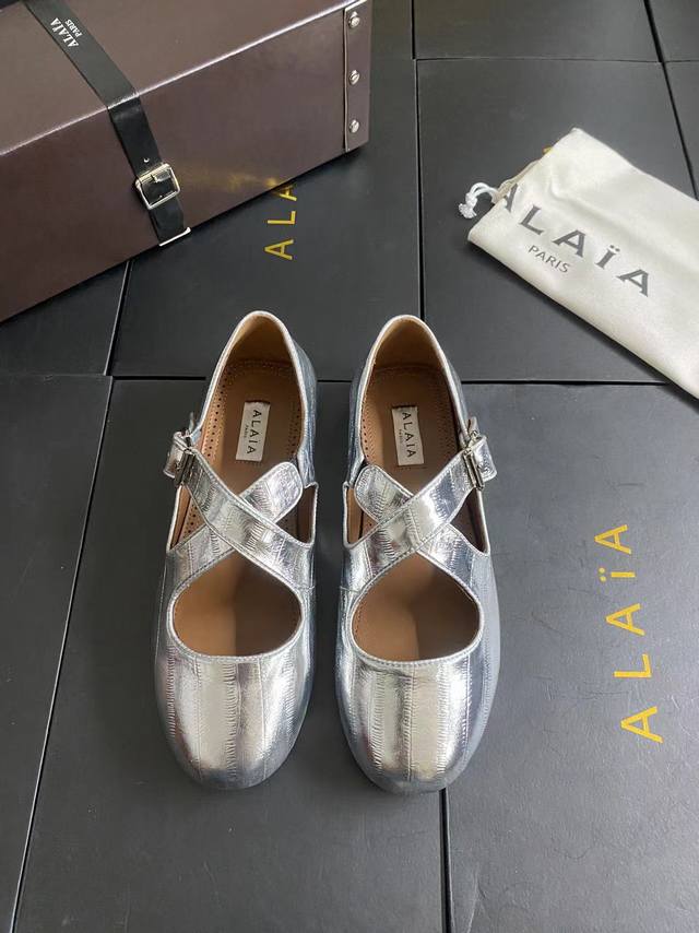 Alaia runway style flat ballet flats! A super popular ballet flat with a sweet a