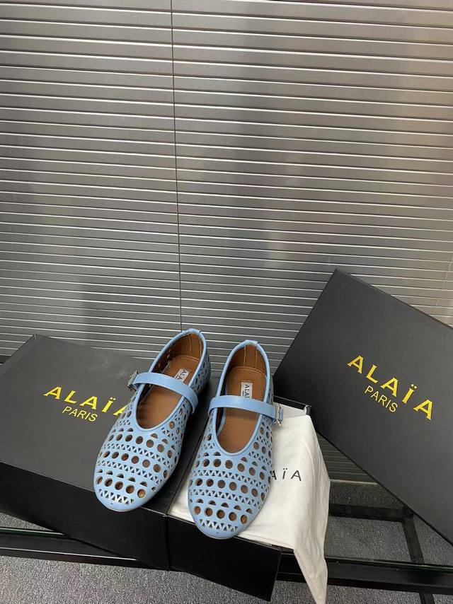 Alaia runway style flat ballet flats! A super popular ballet flat with a sweet a